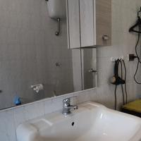 lavabo con colonna e specchio con un anta piccola