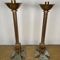 Coppia di vecchi candelieri in ottone  con angeli.