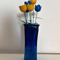 Vaso in vetro blu con tulipani in metallo