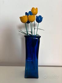 Vaso in vetro blu con tulipani in metallo