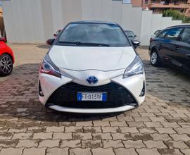 Toyota Yaris hybrid black & white