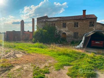 Rustico / Casale di 334 m² con più di 5 locali a L