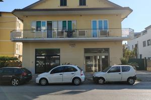 Luminoso locale commerciale