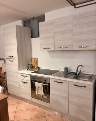 Cucina completa di elettrodomestici
