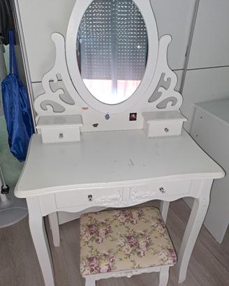 tavolo da trucco con specchio e sgabello