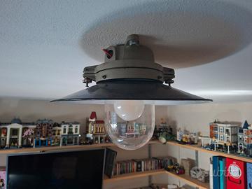 Vecchia lampada stile industriale 