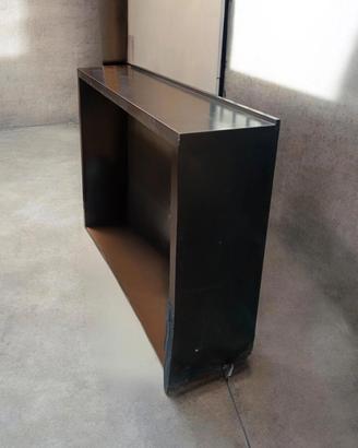 Sgabelli e banconi in legno verniciato