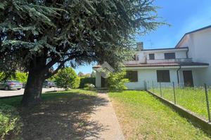 VILLA A SCHIERA A VERDERIO