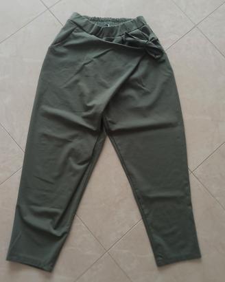 Pantaloni particolari verde militare