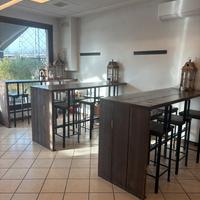 Tavoli da ristorante alti e bassi con sgabelli