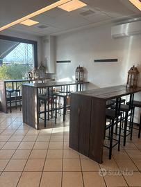 Tavoli da ristorante alti e bassi con sgabelli