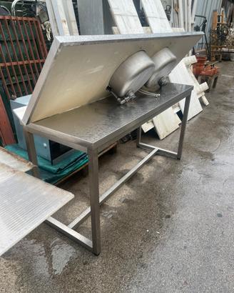 Banco e piano con lavelli inox
