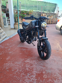 Moto benelli leoncino 125 rossa e nera