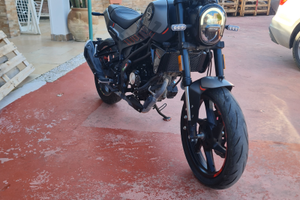 Moto benelli leoncino 125 rossa e nera