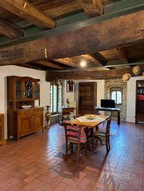 Rustico / Casale di 240 m² con 5 locali e box auto