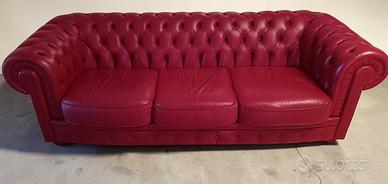 Divano tre posti e poltrona Chesterfield rosso