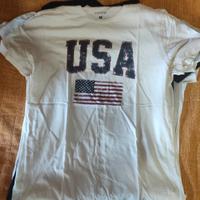 T-shirt bianca “USA” con bandiera americana – tagl