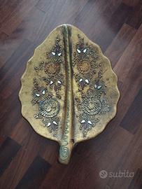 Vassoio di ceramica ricamato