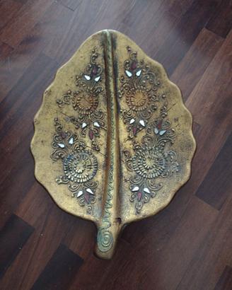 Vassoio di ceramica ricamato