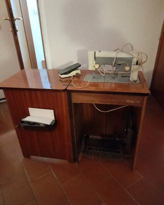 Mobile con macchina da cucire  Necchi