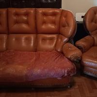 Divano e poltrona in pelle stile classico 