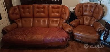 Divano e poltrona in pelle stile classico 