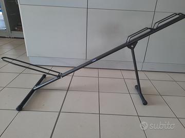 Espositore , cicli , telai ,caschi ,1 strumento d