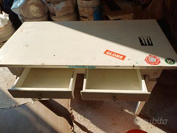 tavolo da cucina con cassetti