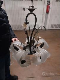 Antico lampadario in ferro battuto