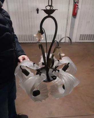 Antico lampadario in ferro battuto