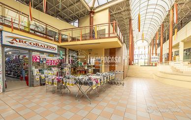 NEGOZIO IN CENTRO COMMERCIALE