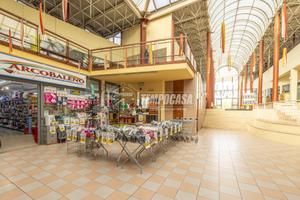 NEGOZIO IN CENTRO COMMERCIALE