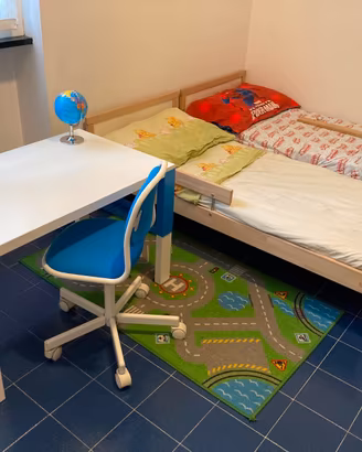 Letto bambino scrivania e sedia