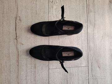 Scarpe nere con tacco 