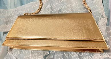 Borsa  in oro a  con tracolla .
