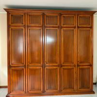 Armadio in legno massello intarsiato capiente