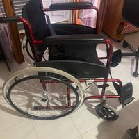 Sedia a rotelle rossa