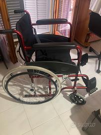 Sedia a rotelle rossa