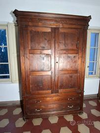 Armadio antico in legno massello
