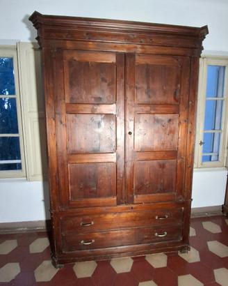 Armadio antico in legno massello