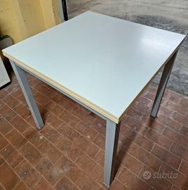 Tavolo bianco quadrato allungabile