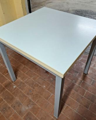 Tavolo bianco quadrato allungabile