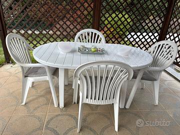 tavolo da giardino con sedie