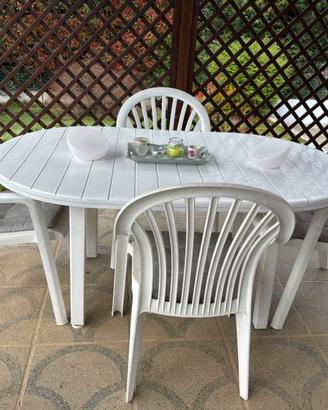tavolo da giardino con sedie