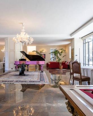 Villa di 2376 m² con più di 5 locali e box auto a 