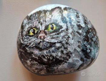 Gattone peloso dipinto su sasso di mare