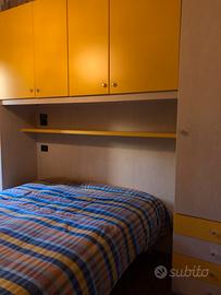 Camera da letto con libreria