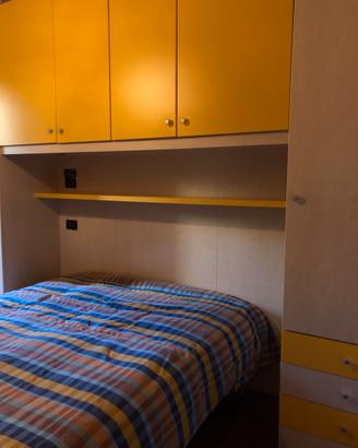 Camera da letto con libreria