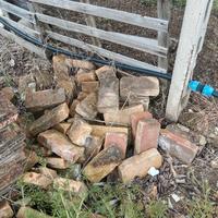 mattoni e altro materiale 