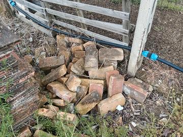 mattoni e altro materiale 